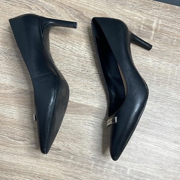 DKNY Pointed Toe Smooth Genuine Leather Heels Pumps Silver Logo Size 8.5 - Picture 7 of 13